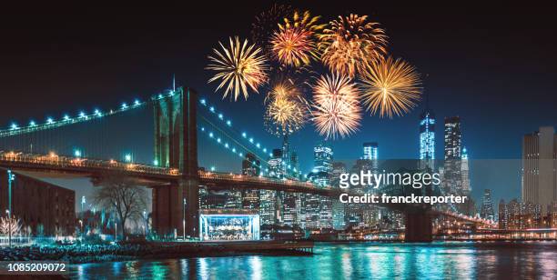 skyline von new york in der nacht mit feuerwerk - new years eve 2019 stock-fotos und bilder