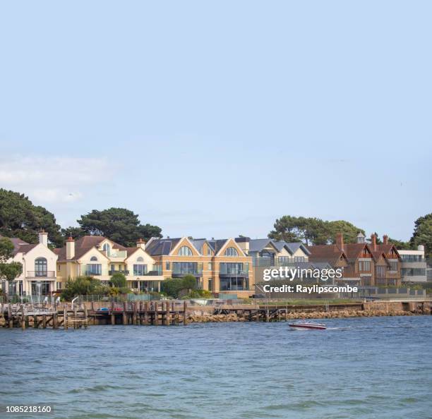 rad av stora hus i området sandbanks i poole. dessa exklusiva boenden har utsikt över poole harbour och kräva ett högre pris. sandbankar har genom området, den fjärde högsta landa värde i världen. - sandbanks bildbanksfoton och bilder