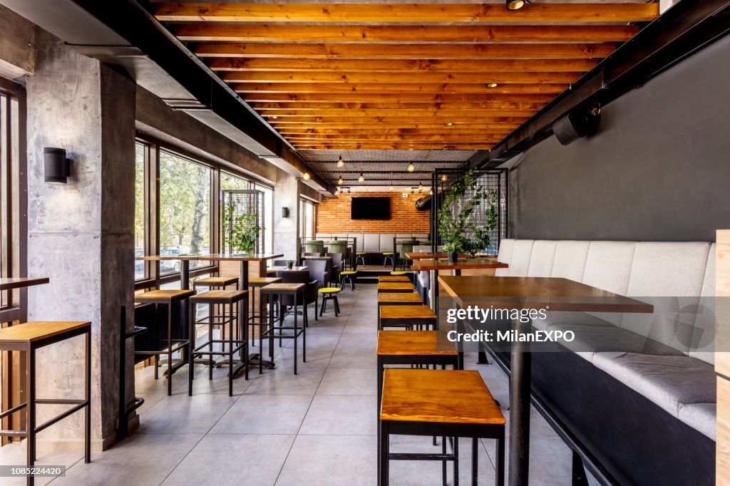 Interieur eines modernen Industriedesign-Pub