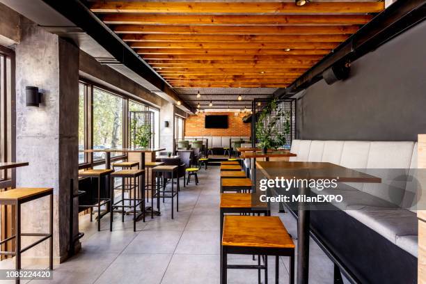 interieur eines modernen industriedesign-pub - restaurant interior stock-fotos und bilder