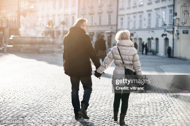 liebespaar senior genießen, die zusammen reisen - ljubljana city stock-fotos und bilder