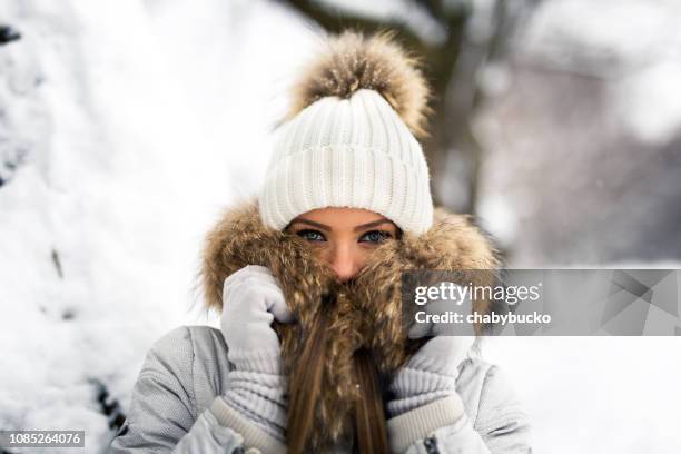 she feeling cold - beautiful woman winter stock pictures, royalty-free photos & images