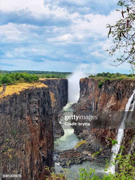victoria falls gezien vanaf de zambiaanse kant - zambia stockfoto's en -beelden