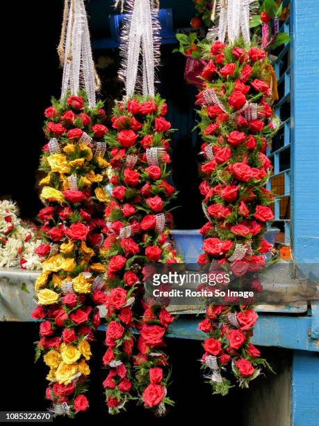 stringed flowers at mullik ghat flower market, kalkota, india - howrah bridge stock pictures, royalty-free photos & images