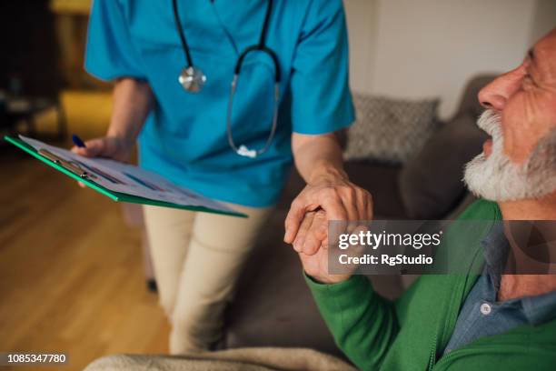 uomo che tiene l'infermiera per mano - rapporto medico paziente foto e immagini stock