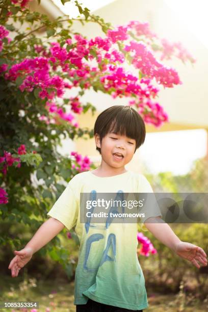 5 years old singing east asian boy. - 4 5 years stock pictures, royalty-free photos & images