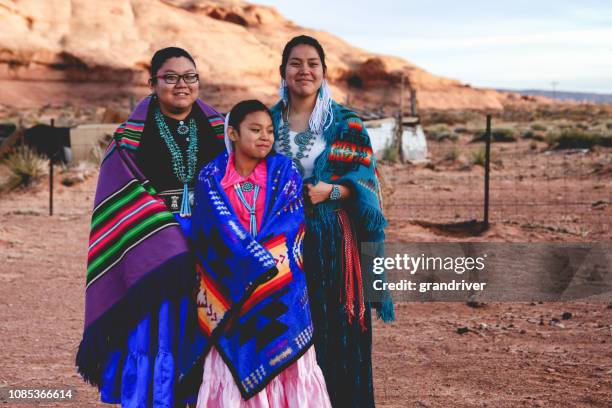 drei leben junge navajo schwestern in monument valley in arizona - navajo stock-fotos und bilder