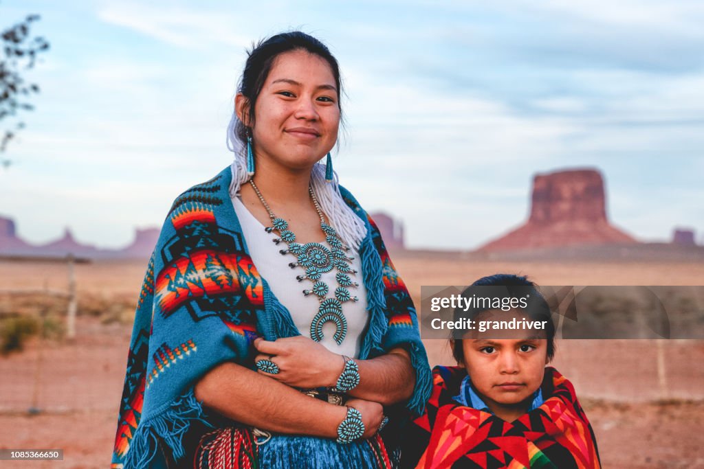 Um jovem Navajo irmão e irmã que vivem no Monument Valley, Arizona