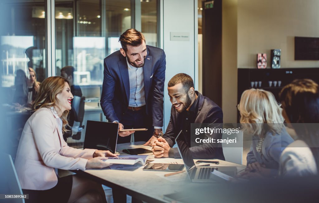 Geschäftsleute, die im Büro arbeiten