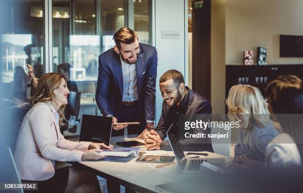 uomini d'affari che lavorano in ufficio - business meeting foto e immagini stock