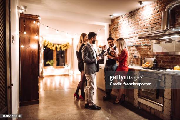 vrienden vieren het nieuwe jaar feest thuis - dinner party at home stockfoto's en -beelden