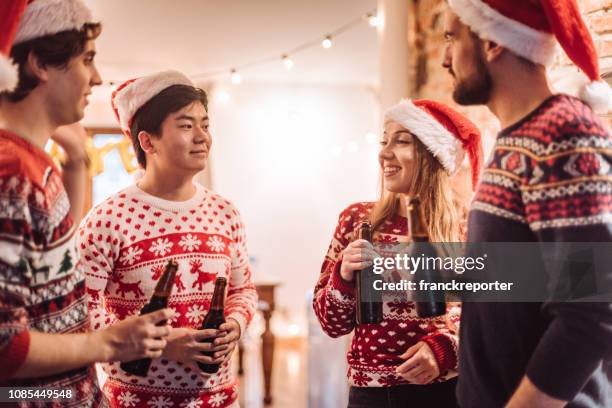 vrienden praten samenzijn op het kerstfeest - christmas jumpers stockfoto's en -beelden