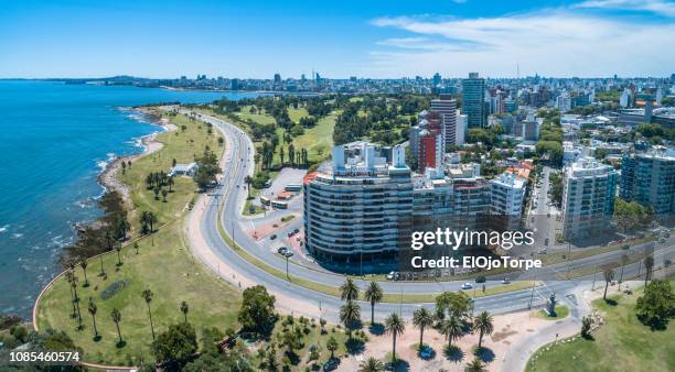 high angle view of montevideo's coastline, drone point of view, punta carretas neighbourhood, uruguay - montevideo photos et images de collection