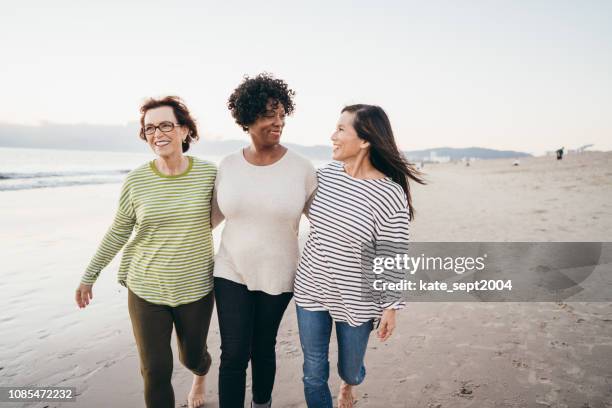 nieuwe verbindingen maken op uw pensioen wandelingen - woman friends stockfoto's en -beelden