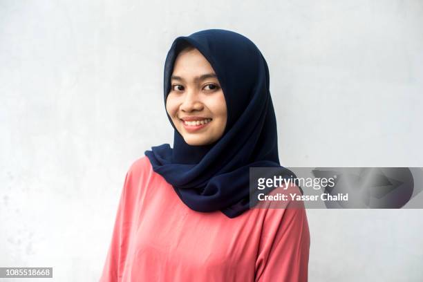 teenage girl - malay hijab stock-fotos und bilder