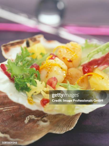 seafood salad - krulandijvie stockfoto's en -beelden