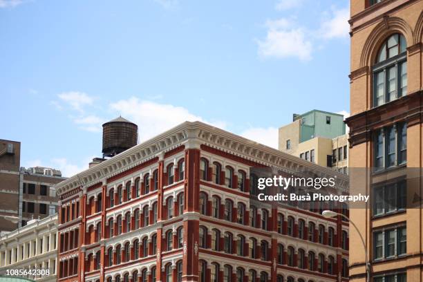 beautiful terracotta facades in manhattan, new york city - rooftop new york photos et images de collection