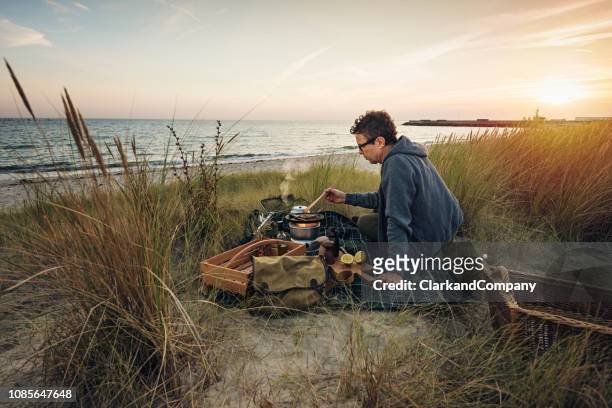 fischer seinen fang am strand kochen - nordic food stock-fotos und bilder
