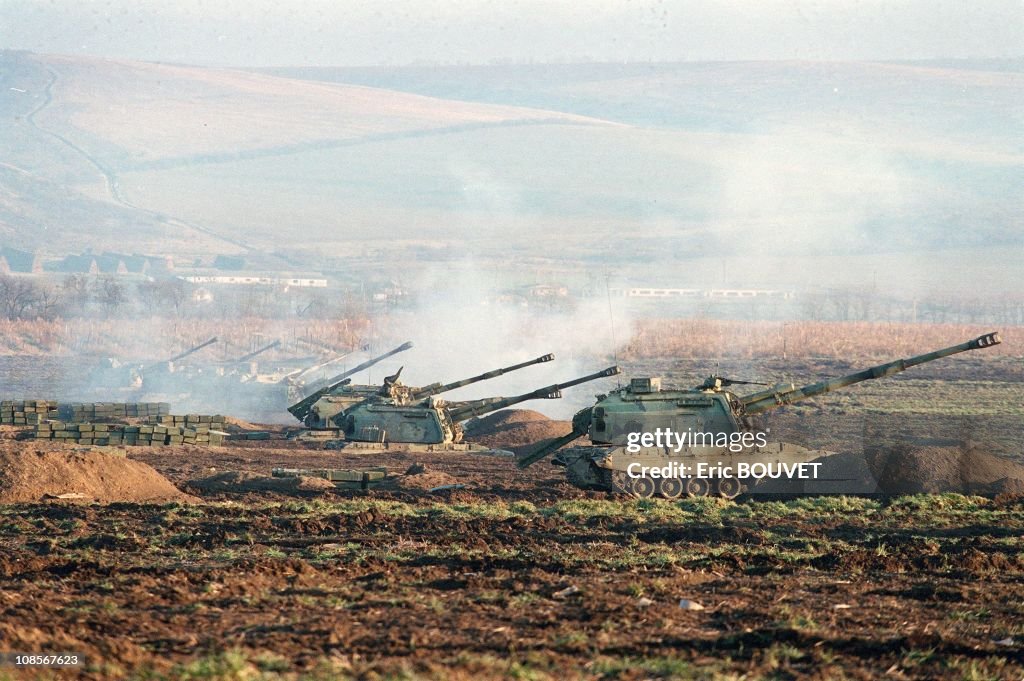 Troops Russian around of Grozny in Russia in December , 1999.