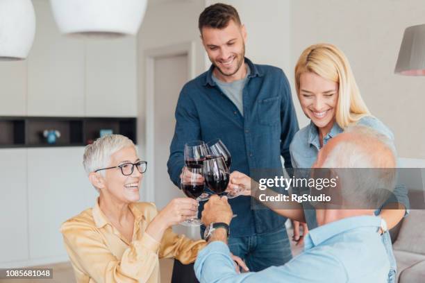 älteres paar weintrinken mit erwachsenen kindern - mother daughter senior stock-fotos und bilder