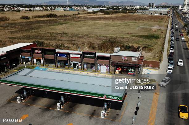 Aerial view of motorists waiting in line for hours to buy gasoline at a Pemex service station in Zapopan, Jalisco state on January 20, 2019. -...
