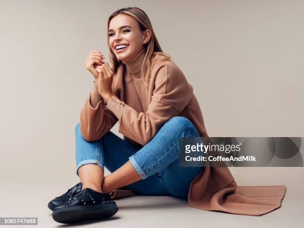 mulher sentada no chão a sorrir - sapato bege - fotografias e filmes do acervo