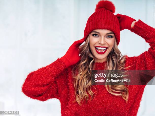 chica vestida con gusto - gorro de invierno fotografías e imágenes de stock