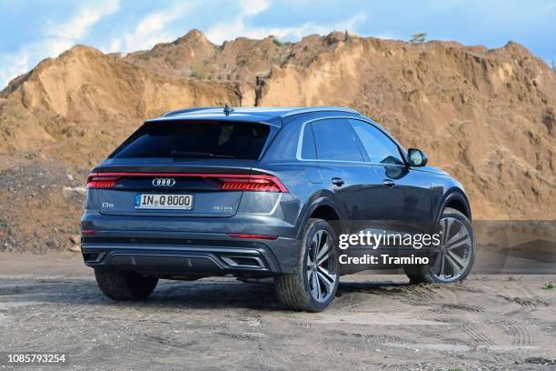 audi q8 auf der straße - audi stock-fotos und bilder