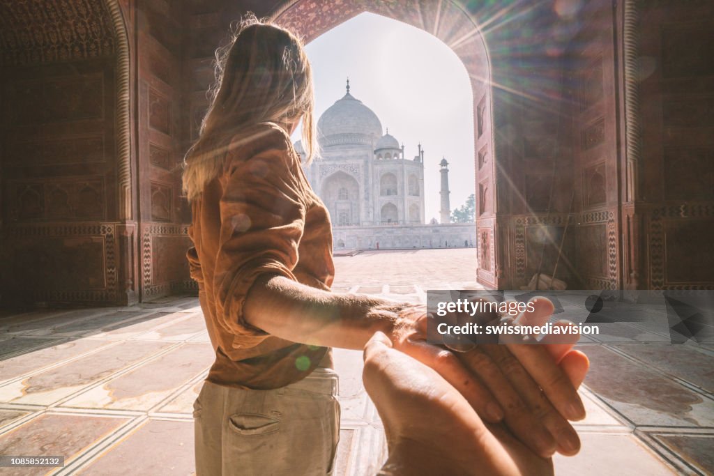 Sígueme en el Taj Mahal, India. Novio líder de turista para allí magnífico mausoleo famoso en Agra. Concepto de viajes de personas