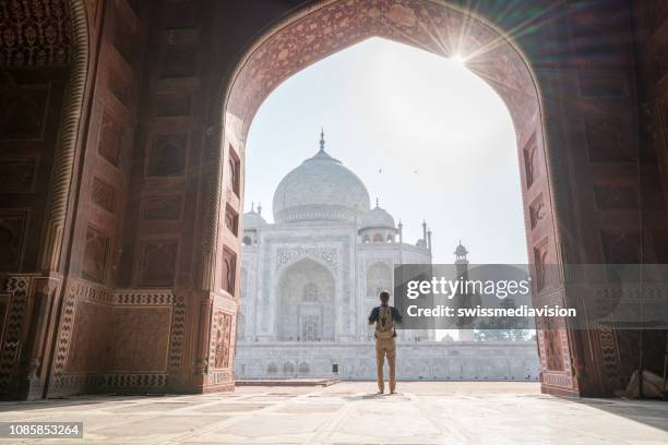 wonderlust man ontdekken prachtige taj mahal bij zonsopgang - taj mahal stockfoto's en -beelden