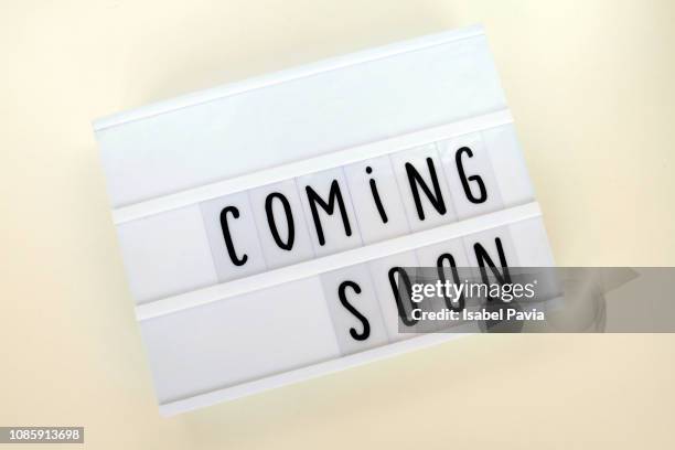 "coming soon" message in light box - proximamente fotografías e imágenes de stock