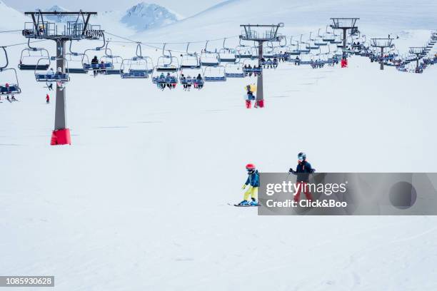 people dressed in ski clothes learning to ski - sierra nevada spain ski photos et images de collection
