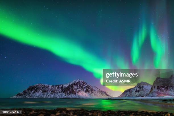 gemischte bunte aurora borealis tanzen am himmel - polarlicht stock-fotos und bilder