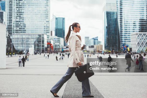 jonge zakenvrouw - white purse stockfoto's en -beelden