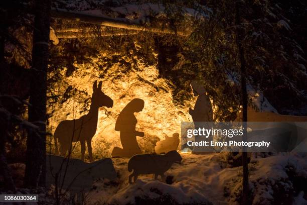 christmas market "magie natalizie" of lake carezza, south tyrol, italy - nativity scene fotografías e imágenes de stock