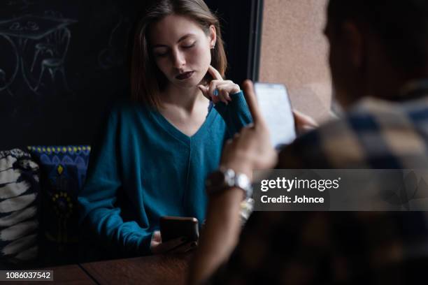 smartphone verslaving - tache café stockfoto's en -beelden