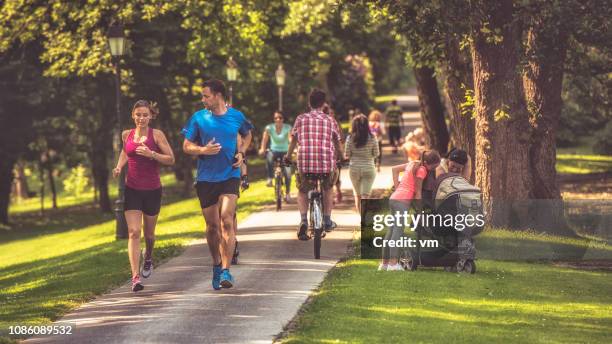 couple jogging in the park - park imagens e fotografias de stock