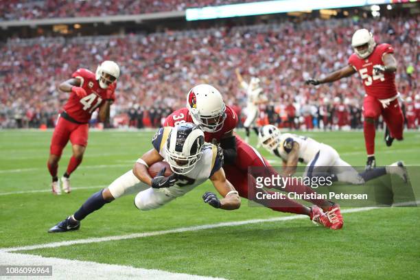 Robert Woods of the Los Angeles Rams rushes the football four yards to score a touchdown against David Amerson of the Arizona Cardinals in the first...