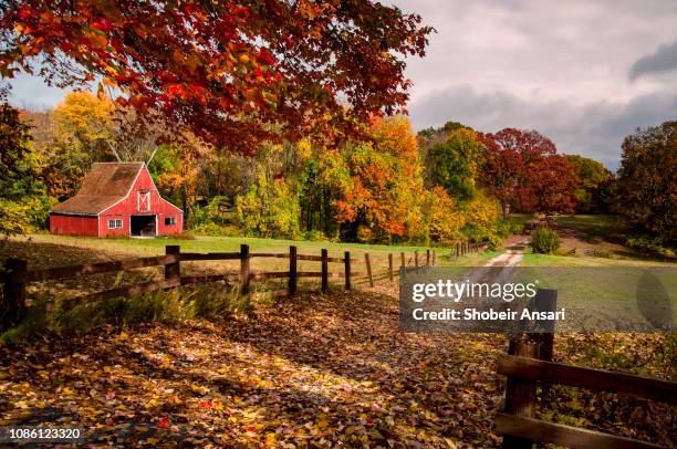 rural farm in autumn, new england, usa - v connecticut stock-fotos und bilder