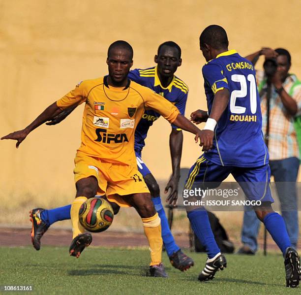 Asec d'Abidjan player Bakary Kone duels for the ball with Asc Snim Cansado's Mauritanian player Douahi Justin on January 30, 2011 at the Robert...