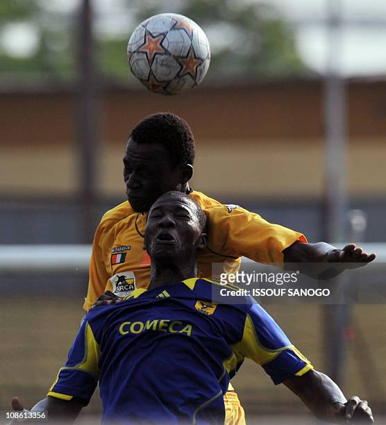 Asec d'Abidjan player Zagbayou Hugues fights for the ball with Asc Snim Cansado of Mauritania player Moussa Gaye on January 30, 2011 at the Robert...