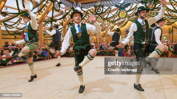 schuhplattler auf dem oktoberfest - traditionelle kleidung stock-fotos und bilder