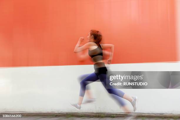 multiple image of woman running - mehrfachbelichtung bewegung stock-fotos und bilder