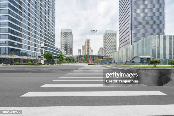 empty city street,crossroad - paso de cebra fotografías e imágenes de stock