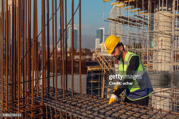 bauarbeiter - schmied stock-fotos und bilder