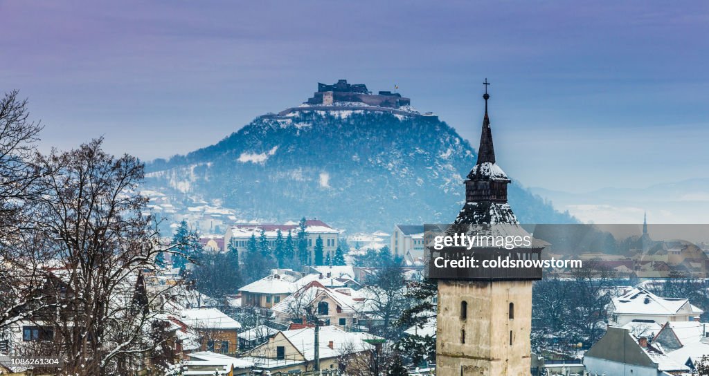 Winter Landschaft und Kirche Spire in Siebenbürgen, Rumänien