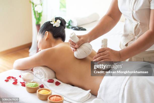 herbal massage in a spa - ayurveda stock-fotos und bilder