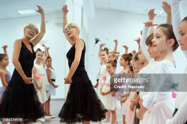 kleinen ballerinas üben mit lehrer - little ballet stock-fotos und bilder