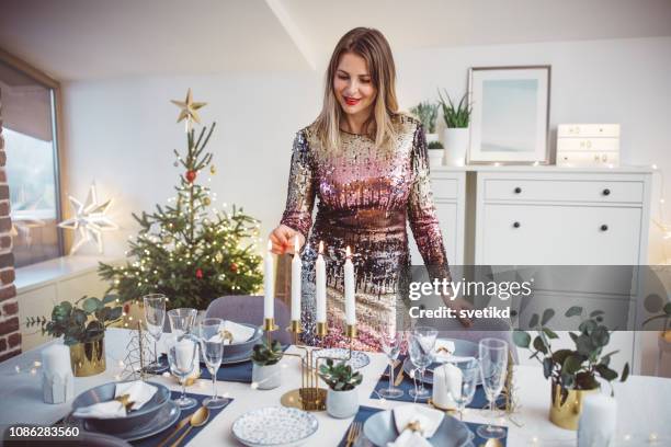 préparation pour le dîner de noël - robe de cocktail photos et images de collection
