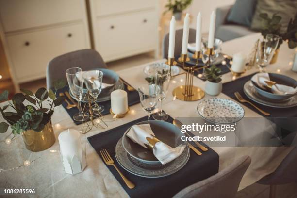 préparation de repas de noël - table dressée photos et images de collection